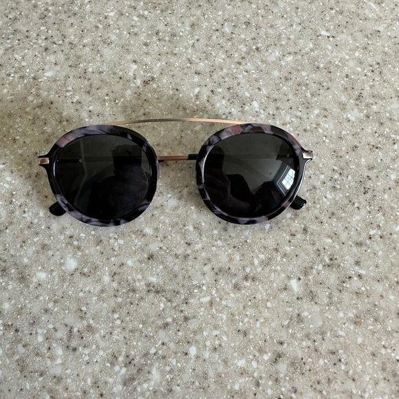 Peepers Noseless Sunglasses with Bridge. Unisex - Picture 2 of 6